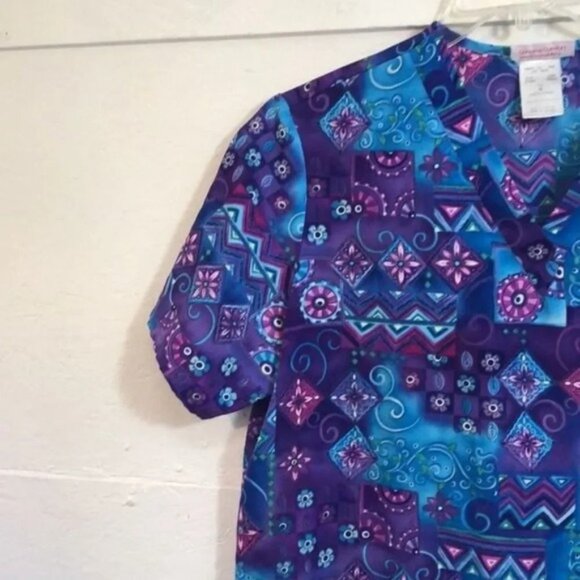 Vintage Printed Scrub Top V-Neck Short Sleeves Purple & Teal Pattern With Pocket - Picture 6 of 10